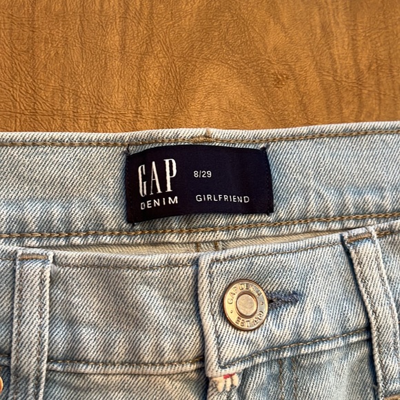 Never worn. Gap Light Wash Crop/Ankle Length Jeans with Stitched Flower Pattern - Picture 2 of 4